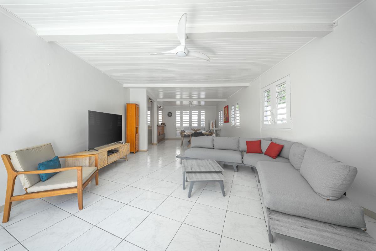 sejour-lumineux-cuisine-equipee-villa-diamant 9